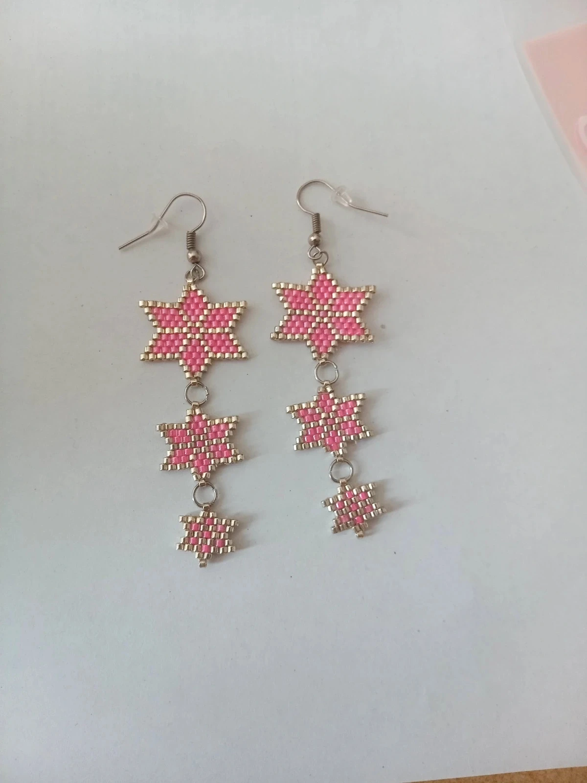 Roze en zilveren sterren oorbellen met Miyuki delica kralen – photo 3